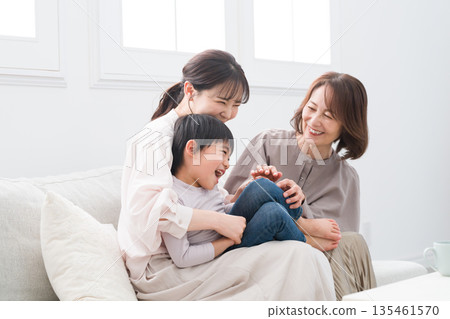 一個微笑的三代家庭 135461570