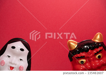 節分照片,紅色背景上繪有惡魔和禦福面具 節分照片,紅色背景上繪有惡魔和禦福面具 135461607