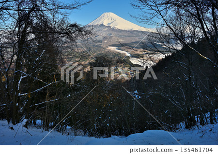 Mount Kurodake in the Ashitaka Mountains: Mount Fuji in the morning as seen from the snow-capped Mount Kurodake Observation Plaza Mount Kurodake in the Ashitaka Mountains: Mount Fuji in the morning as seen from the snow-capped Mount Kurodake Observation Plaza 135461704