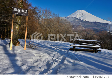 足座山脈的黑嶽：從雪峰上眺望富士山 135461707