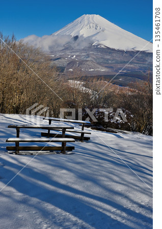 Mount Kurodake in the Ashitaka Mountains: Mount Fuji seen from the snowy peak Mount Kurodake in the Ashitaka Mountains: Mount Fuji seen from the snowy peak 135461708