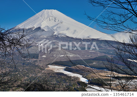 從足座山脈的黑嶽展望台上可以看到白雪皚皚的富士山。 135461714