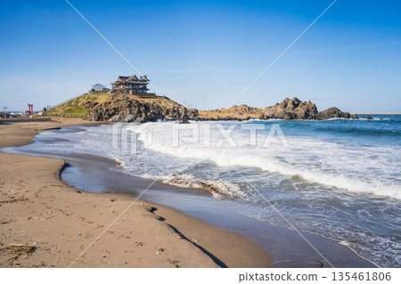 從青森縣對岸眺望八戶市的蒲島 從青森縣對岸眺望八戶市的蒲島 135461806