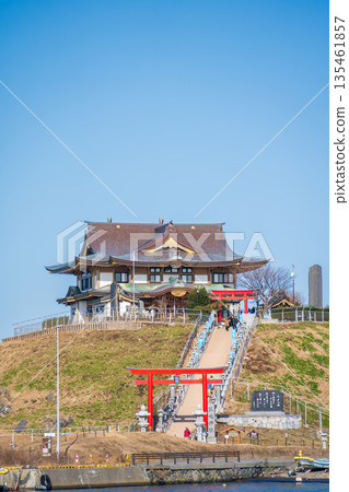 青森縣藍天與八戶市的歌島神社 青森縣藍天與八戶市的歌島神社 135461857