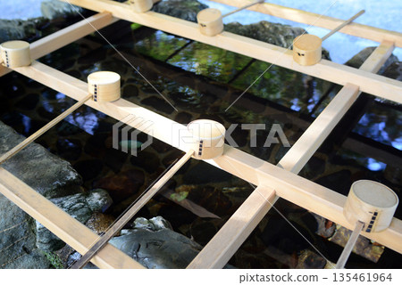 伊勢神宮內殿入口處的淨水泉(3號) 伊勢神宮內殿入口處的淨水泉(3號) 135461964
