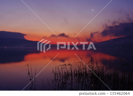 黎明前的諏訪湖上，一輪彎月高懸。 135462064