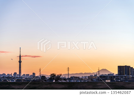 從江戶川河床眺望黃昏時分的東京晴空塔,盡收眼底,此景為「千葉縣」景色。 從江戶川河床眺望黃昏時分的東京晴空塔,盡收眼底,此景為「千葉縣」景色。 135462087
