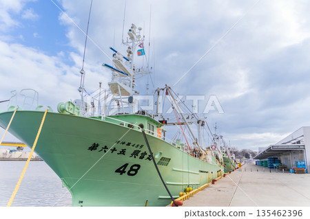 停泊在青森縣八戶市第二魚井市場的漁船 停泊在青森縣八戶市第二魚井市場的漁船 135462396