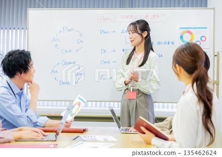 男女辦公室職員正在開會 135462624