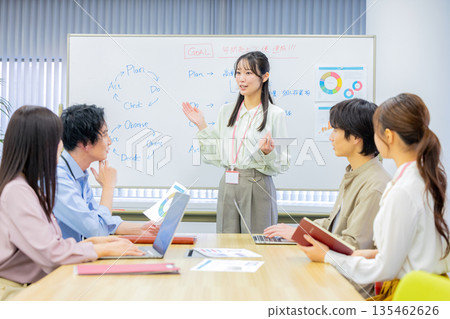 男女辦公室職員正在開會 135462626