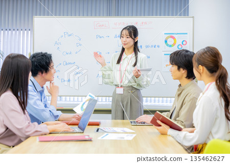 男女辦公室職員正在開會 135462627