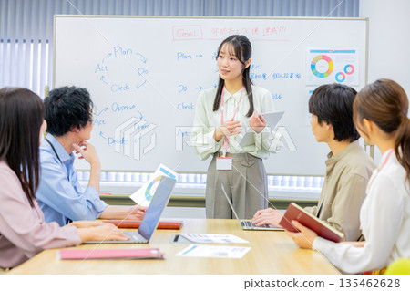 男女辦公室職員正在開會 135462628