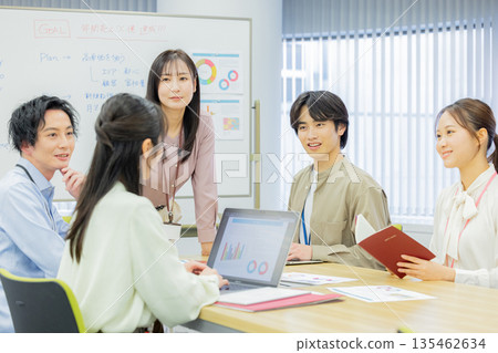 男女辦公室職員正在開會 135462634