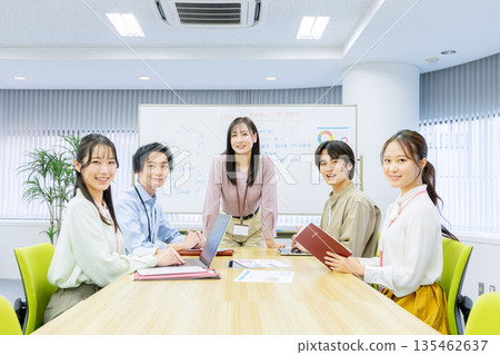 男女辦公室職員正在開會 135462637