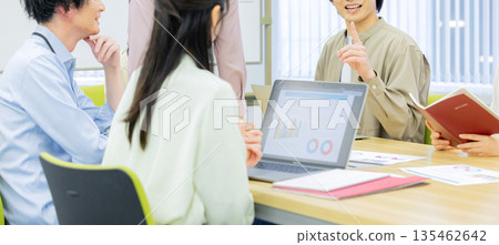 男女辦公室職員正在開會 135462642