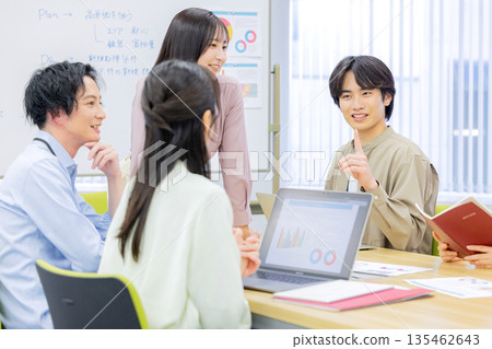 男女辦公室職員正在開會 135462643