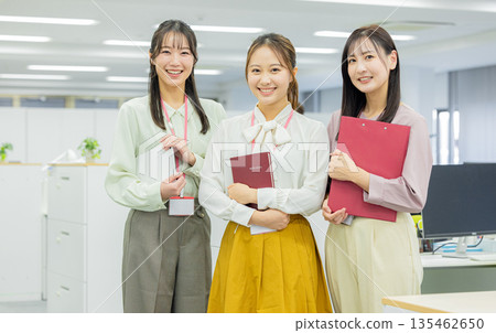 在辦公室工作的婦女 135462650