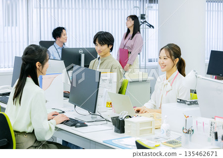 在辦公室工作的人 135462671