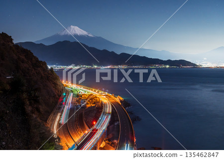 東海道五十三站:從佐田峠眺望月光下的富士山與東海道夜景 東海道五十三站:從佐田峠眺望月光下的富士山與東海道夜景 135462847