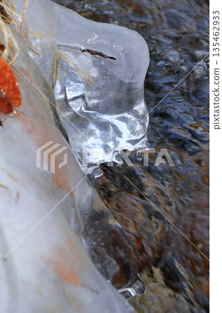 山澗裡的冰花飛濺 135462933