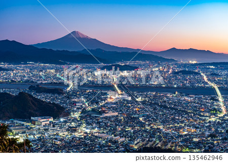 從靜岡市的Chosen Rock眺望靜岡市和富士山的夜景 135462946