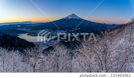 Snow-covered Shindo Pass with frost-covered trees and Mount Fuji at dawn Snow-covered Shindo Pass with frost-covered trees and Mount Fuji at dawn 135463061