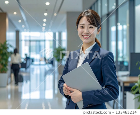 辦公室裡,一位商務人士站在電腦前。 辦公室裡,一位商務人士站在電腦前。 135463214