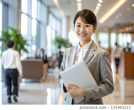 辦公室裡,一位商務人士站在電腦前。 辦公室裡,一位商務人士站在電腦前。 135463215