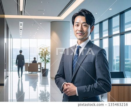 辦公室裡,一位商務人士站在電腦前。 辦公室裡,一位商務人士站在電腦前。 135463216