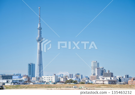從荒川河床看到的「東京」東京晴空塔 從荒川河床看到的「東京」東京晴空塔 135463232