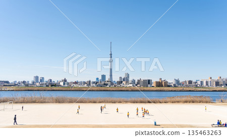 "Tokyo" Tokyo Skytree seen from the Arakawa riverbed 135463263