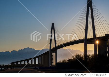從海和丸公園眺望黎明時分的新港大橋和立山山脈。 從海和丸公園眺望黎明時分的新港大橋和立山山脈。 135463364