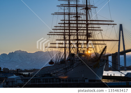 Kaiwomaru, Shinminato Bridge, and the Tateyama mountain range at dawn from Kaiwomaru Park Kaiwomaru, Shinminato Bridge, and the Tateyama mountain range at dawn from Kaiwomaru Park 135463417