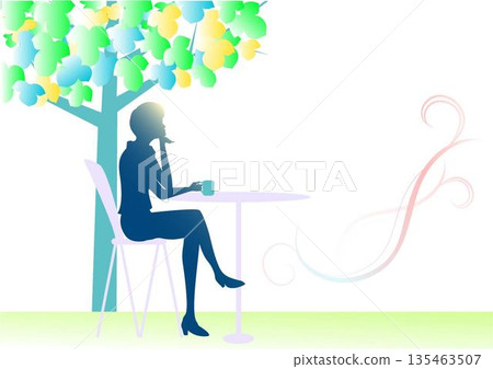 一位女士在露天咖啡館喝咖啡 一位女士在露天咖啡館喝咖啡 135463507