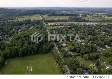 A view of a rural area with houses and trees. Chesterbrook, Pensilvania. USA 135463684