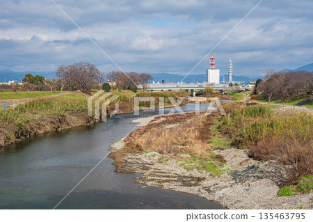 京都鴨川的冬季景色 135463795
