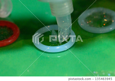 將UV樹脂倒入環形模具的過程 135463945