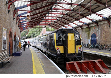 一列火車停靠在英國倫敦郊區的一個車站月台上。 135463948