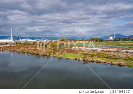 京都桂川的冬季景色 135464197