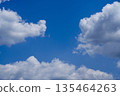 漂浮在藍天上的雲彩 135464263