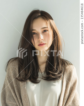 光線照耀下的女性肖像 | 一張以其清晰度和深邃意境而脫穎而出的照片 135464618
