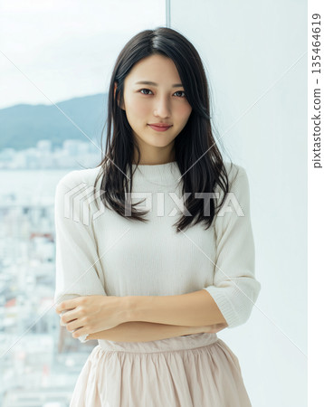 沐浴在自然光中的一位笑容燦爛的女子 | 一張捕捉初夏清新與友善的照片 135464619