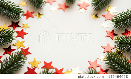 一個美麗的聖誕相框，由閃亮的紅色和金色星星以及綠色的杉樹組成。 135464638
