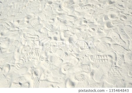 偏遠島嶼海灘上的腳印 偏遠島嶼海灘上的腳印 135464843