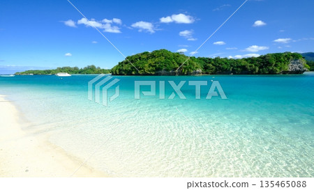 The blue waters and clear waves of Kabira Bay The blue waters and clear waves of Kabira Bay 135465088