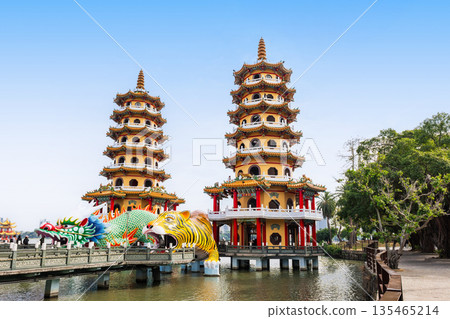 龍虎塔,高雄荷塘的象徵 龍虎塔,高雄荷塘的象徵 135465214