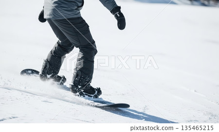 在陽光明媚的日子裡,在白雪皚皚的山坡上享受滑雪的樂趣。冬季休閒廣告背景 在陽光明媚的日子裡,在白雪皚皚的山坡上享受滑雪的樂趣。冬季休閒廣告背景 135465215