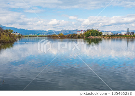 京都桂川的冬季景色 135465288