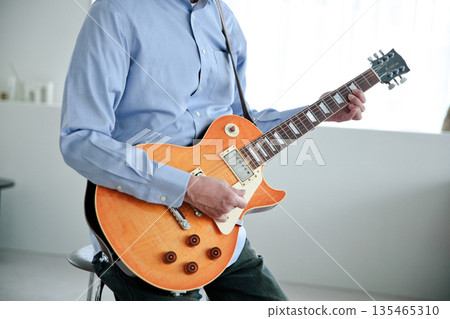 彈吉他的一個人的手 135465310