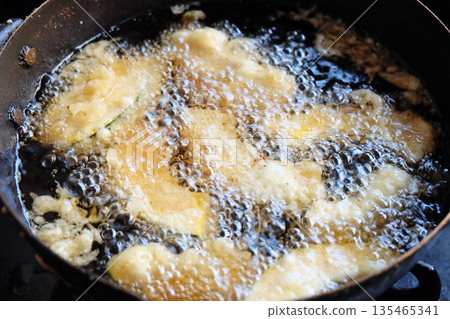 Frying pumpkin tempura 01 135465341